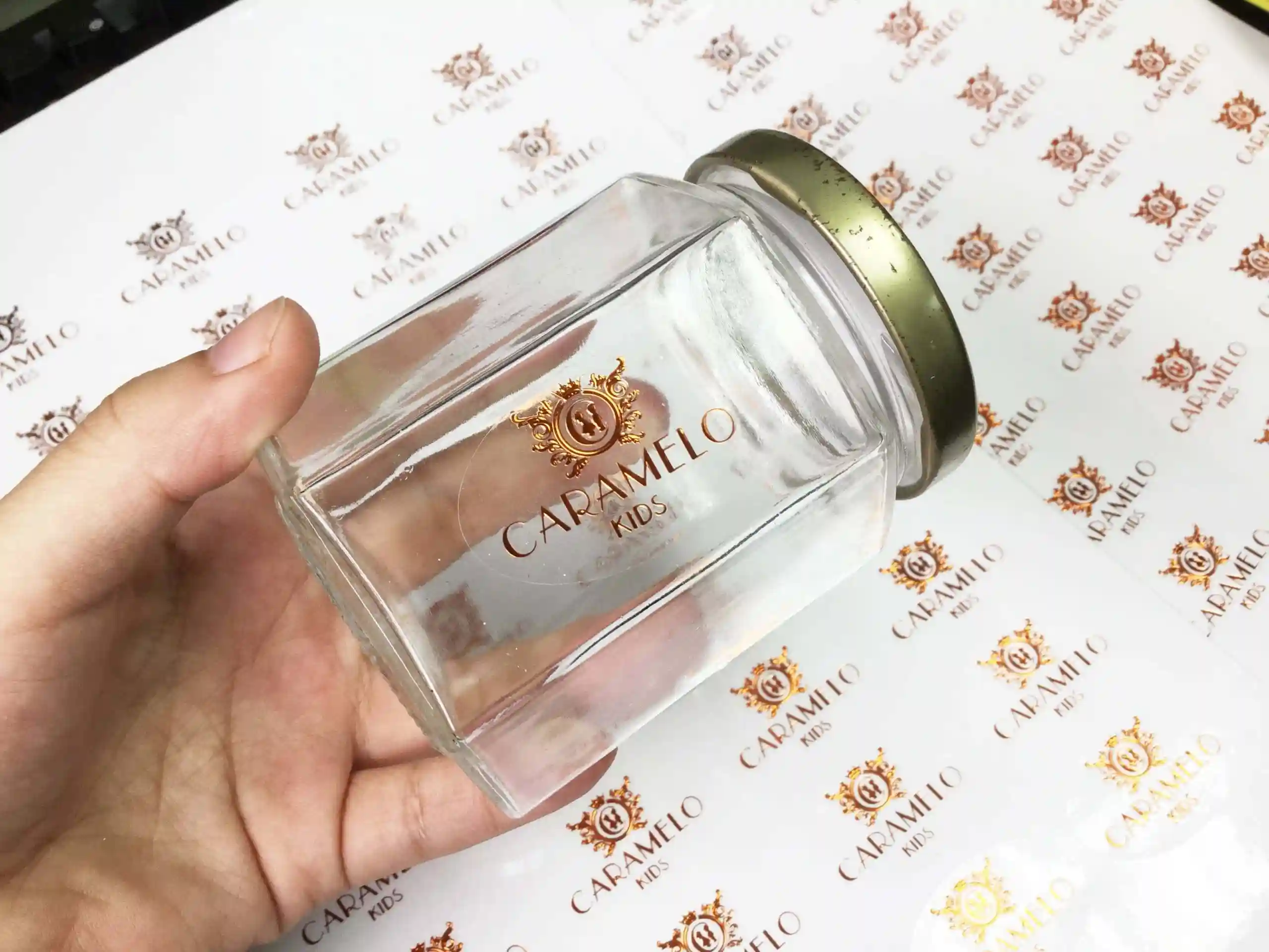 In Tem Nhãn sticker Decal Giá Rẻ Kích Thước 4x4cm cắt bế demi theo hình 4 in tem decal trong