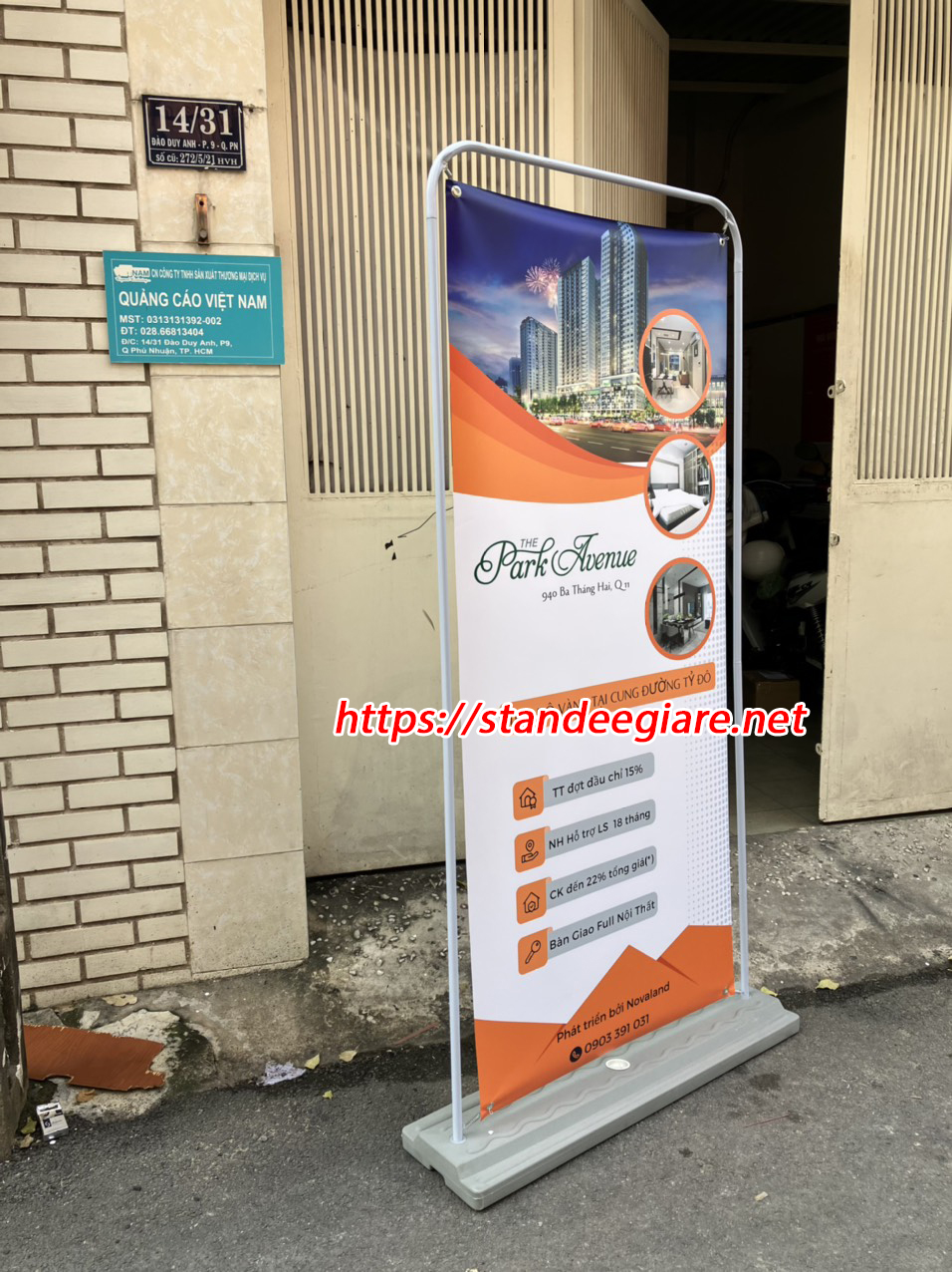 Standee Kệ Kiểu Cửa Đế Nước 60×160cm 2 standee kiểu cửa đế nước