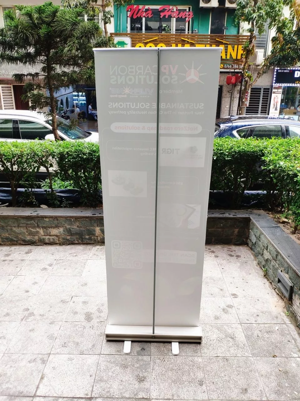 Standee cuốn nhôm, giá standee cuốn nhôm cao cấp kích thước 80x200cm 3 cách lắp standee cuốn