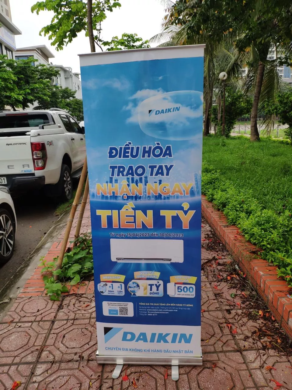 Standee cuốn nhôm, giá standee cuốn nhôm cao cấp kích thước 80x200cm 4 chân standee cuốn nhôm