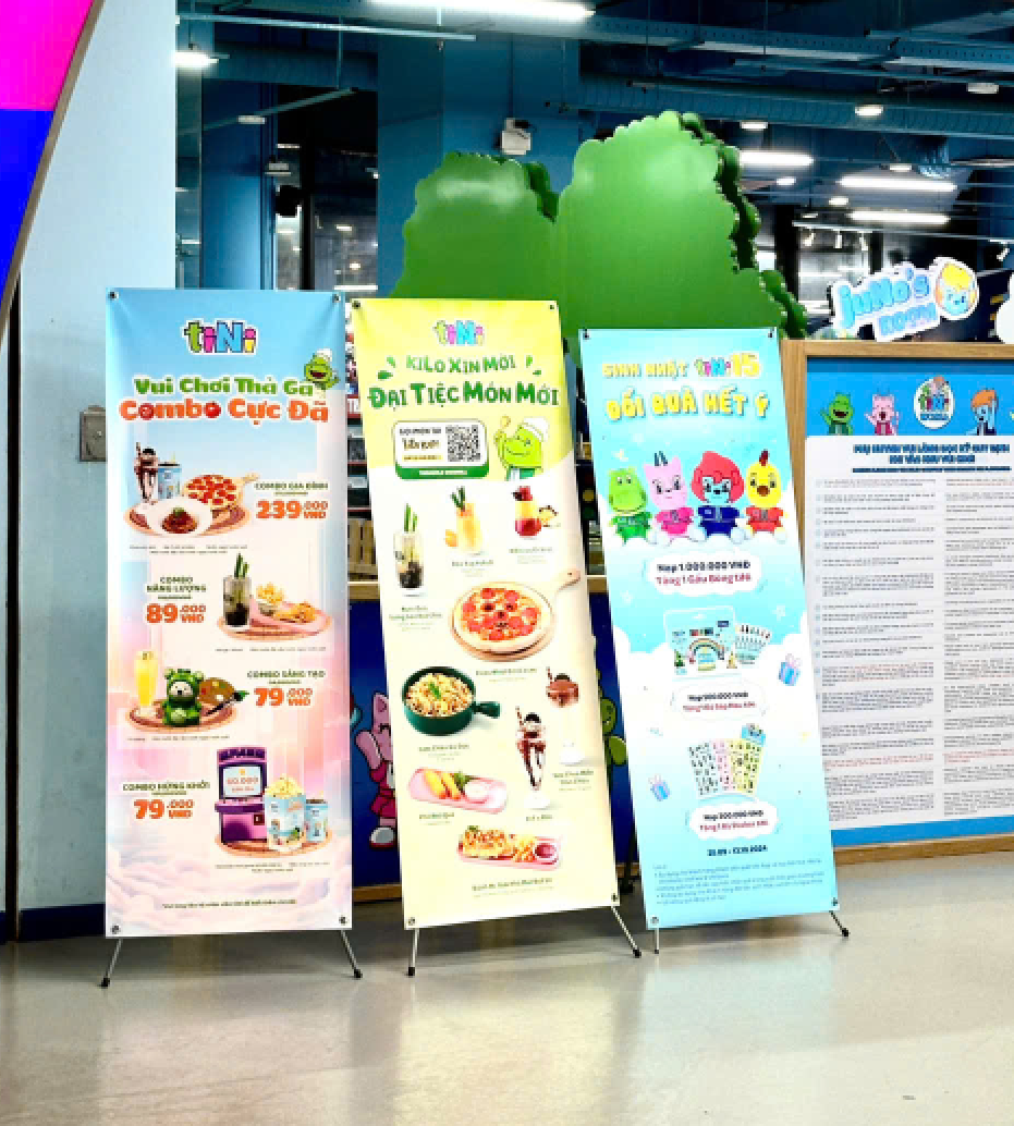Standee Chữ X Nên Dùng Chất Liệu Gì Để Đẹp Và Bền?