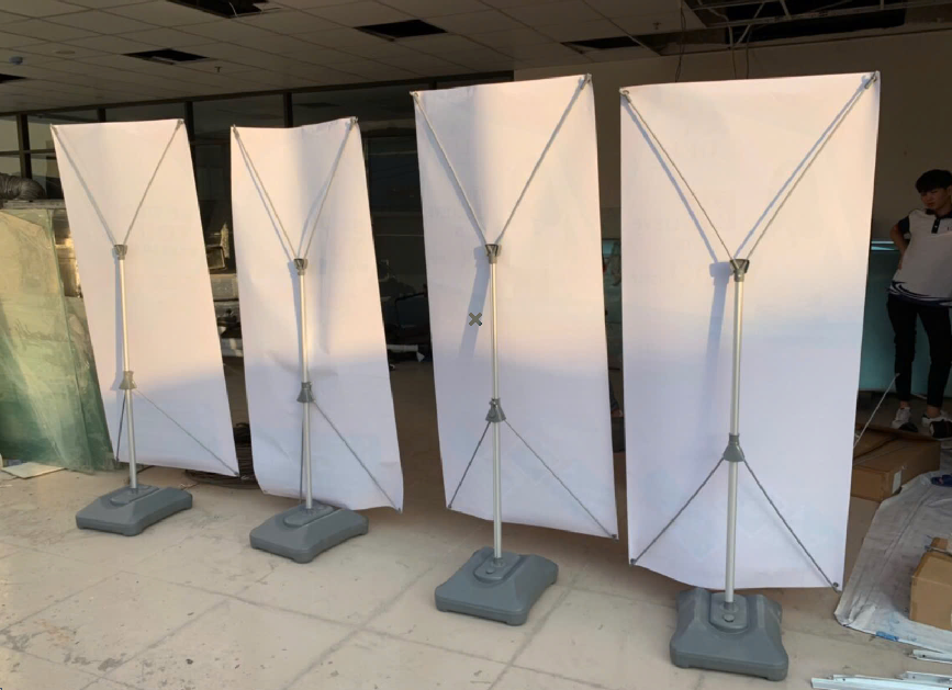 Standee Đế Nước: Ưu Nhược Điểm & Nơi Mua Giá Gốc